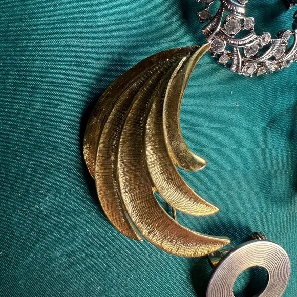 Source Unknown‎ Gold and Silver Brooch Collection - Picture 2 of 5
